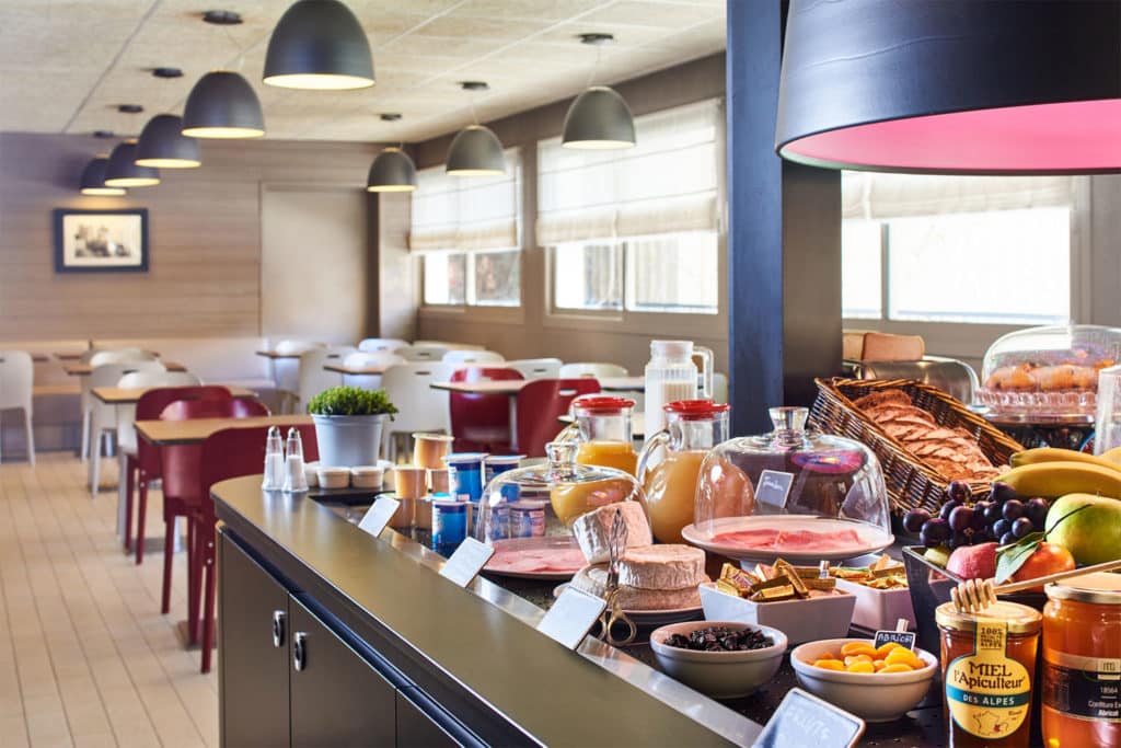 Buffet de petit-déjeuner varié et appétissant en salle.
