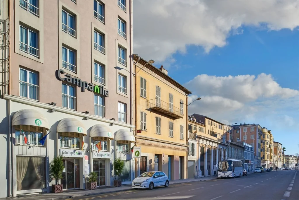 Façade d'hôtel Campanile avec avenue ensoleillée