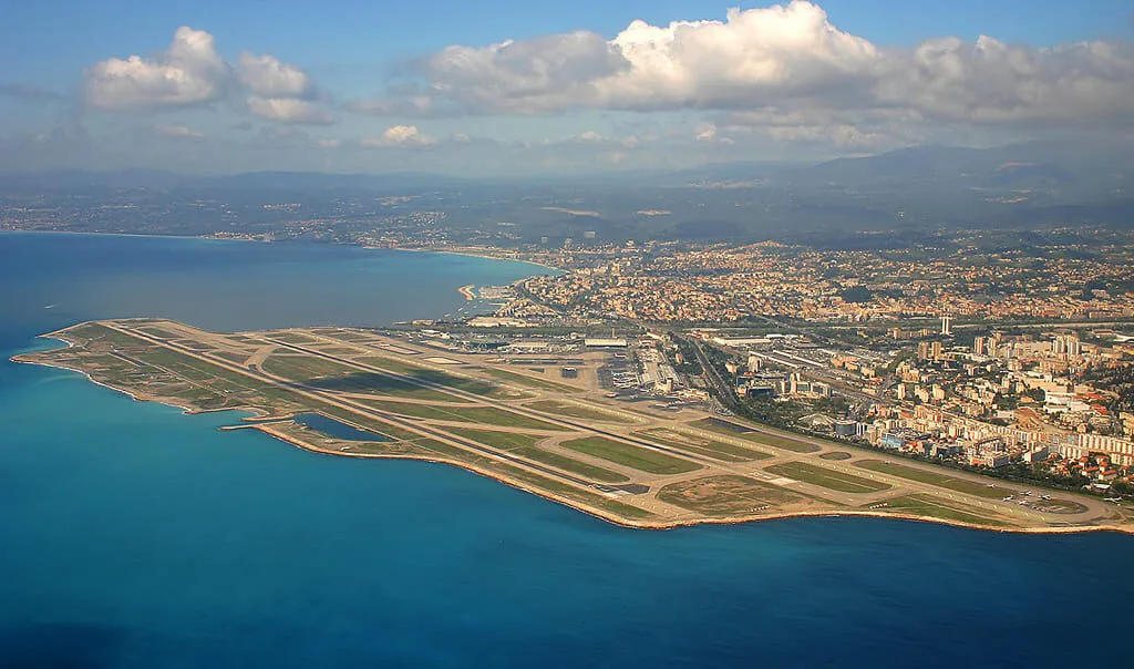 Vue aérienne d'un aéroport côtier et ville