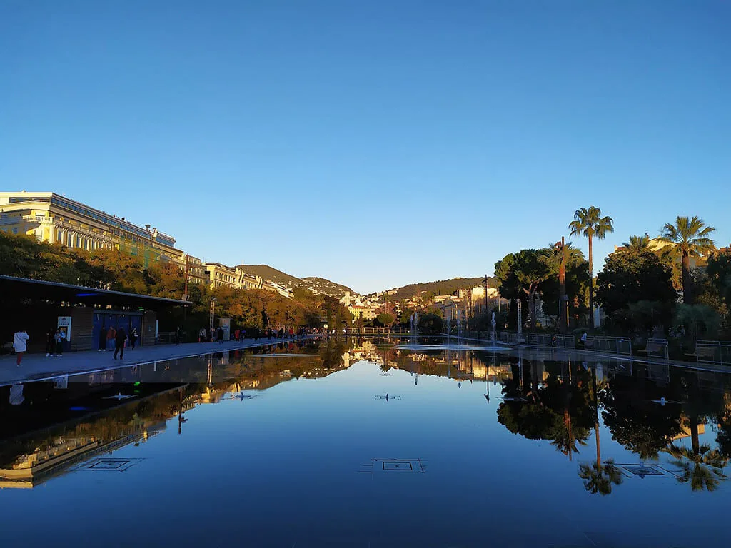 Promenade des Anglais, reflet dans l'eau, coucher de soleil.