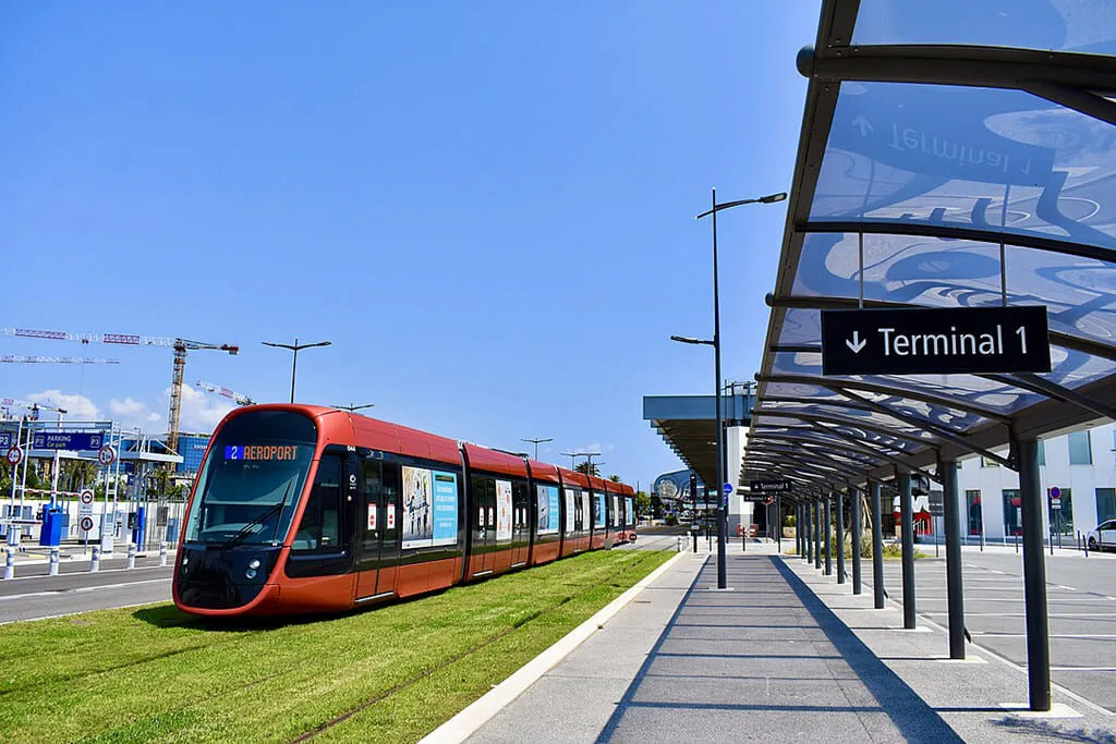 Tram à l'aéroport près du terminal 1.