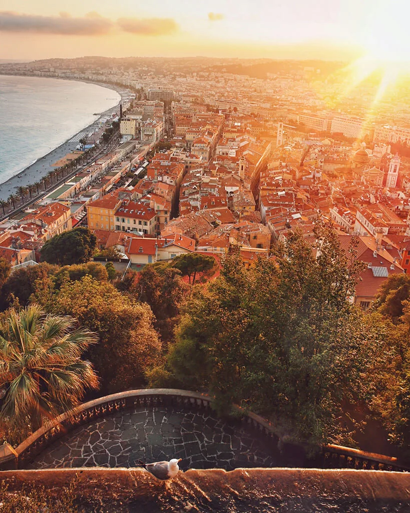 Vue aérienne de Nice au coucher du soleil.