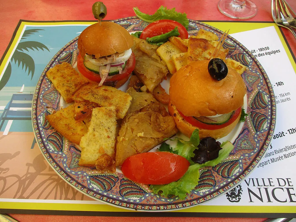 Assiette de tapas méditerranéens variés.